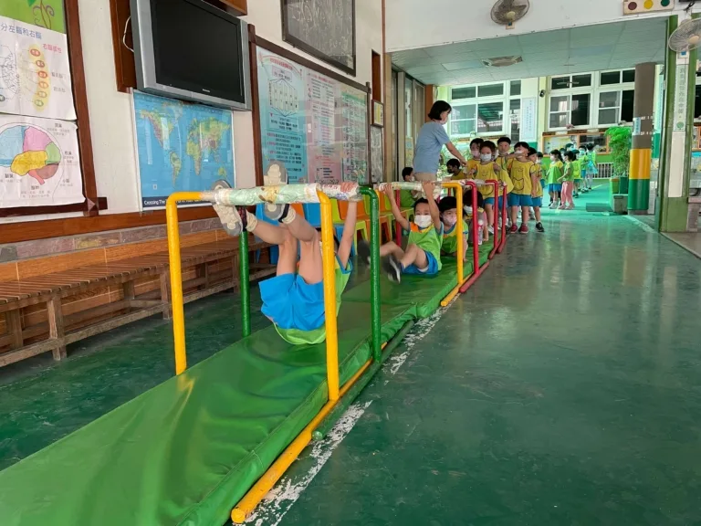 幼兒體能循環遊戲 - 單槓後翻