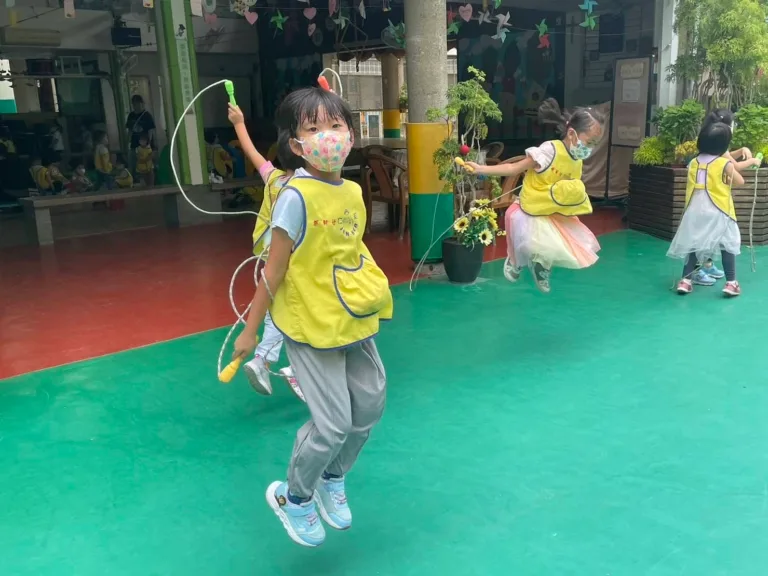 幼兒進行跳繩與跳躍遊戲練習，培養手腳協調與彈跳節奏