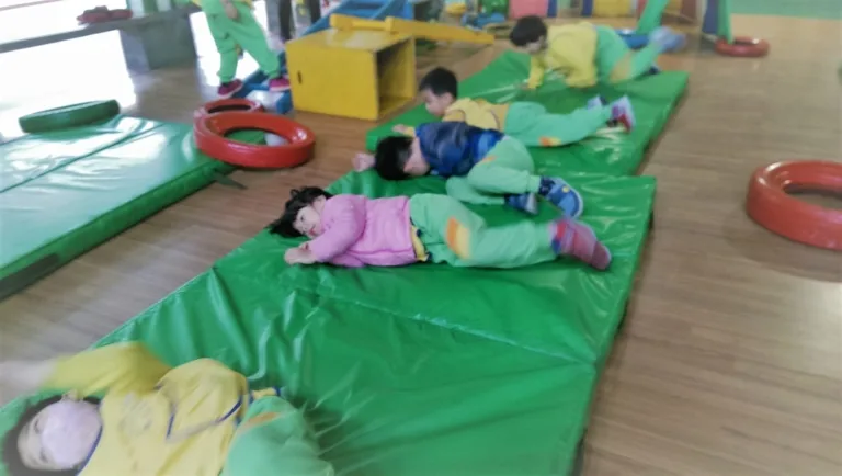 室內墊子遊戲與體能課