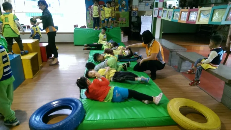 幼兒進行墊子遊戲與體操訓練