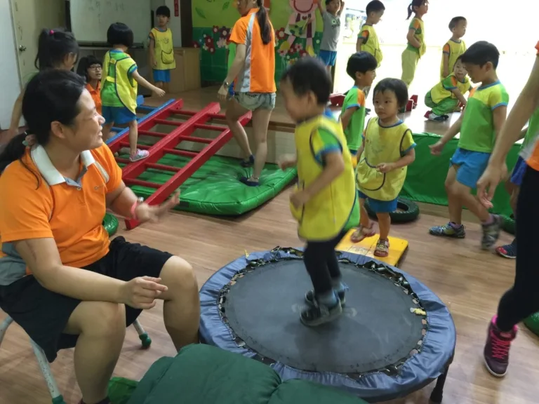 仁和幼兒園戶外體能彈簧床活動