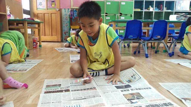 幼兒利用報紙進行奔跑、平衡與大肌肉體能遊戲